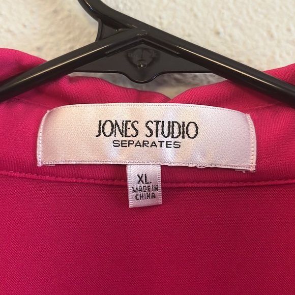 Beautiful rich pink Jones studio sleeveless top - Picture 3 of 5